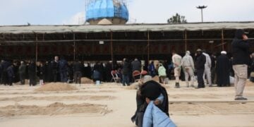 Ιρανοί θρηνούν στη διάρκεια ομαδικής κηδείας για θύματα των ισραηλινών πληγμάτων στη νότια περιοχή της Τεχεράνης (φωτ.: EPA/Abedin Taherkenareh)