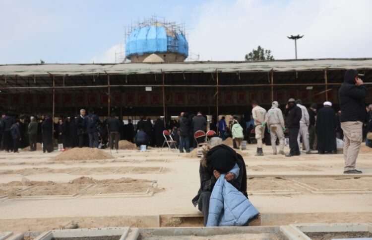 Ιρανοί θρηνούν στη διάρκεια ομαδικής κηδείας για θύματα των ισραηλινών πληγμάτων στη νότια περιοχή της Τεχεράνης (φωτ.: EPA/Abedin Taherkenareh)