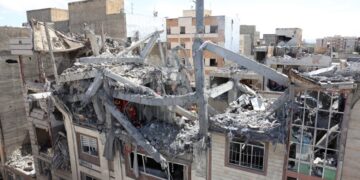 Ιρανοί διασώστες επιχειρούν σε κατεστραμμένο κτήριο στη νότια Τεχεράνη, μετά από ισραηλινοαμερικανικό πλήγμα (φωτ.: EPA/Abedin Taherkenareh)