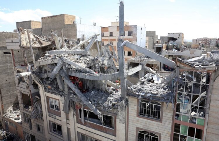 Ιρανοί διασώστες επιχειρούν σε κατεστραμμένο κτήριο στη νότια Τεχεράνη, μετά από ισραηλινοαμερικανικό πλήγμα (φωτ.: EPA/Abedin Taherkenareh)