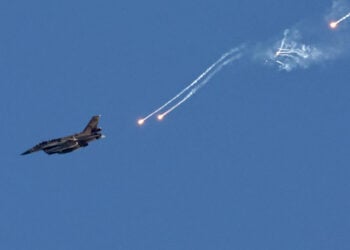 Μαχητικό του Ισραήλ κοντά στα σύνορα με τον Λίβανο (φωτ.: EPA / Atef Safadi)