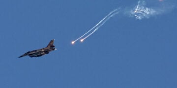 Μαχητικό του Ισραήλ κοντά στα σύνορα με τον Λίβανο (φωτ.: EPA / Atef Safadi)