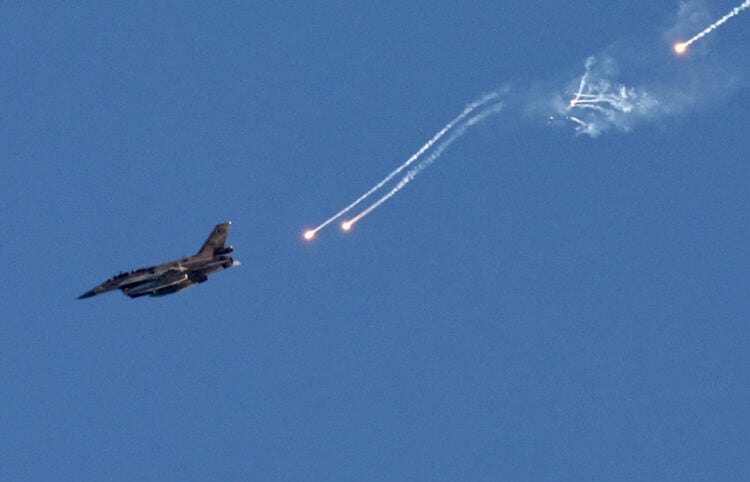 Μαχητικό του Ισραήλ κοντά στα σύνορα με τον Λίβανο (φωτ.: EPA / Atef Safadi)