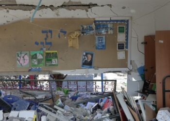 Φωτογραφία του ισραηλινού πρωθυπουργού Μπενιαμίν Νετανιάχου σε κατεστραμμένη αίθουσα νηπιαγωγείου στη Ντιμόνα του Ισραήλ, μετά από ιρανικό πυραυλικό χτύπημα (φωτ.: EPA/Abir Sultan)