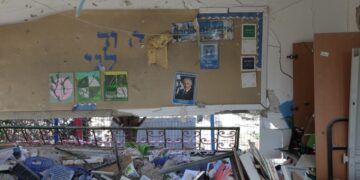 Φωτογραφία του ισραηλινού πρωθυπουργού Μπενιαμίν Νετανιάχου σε κατεστραμμένη αίθουσα νηπιαγωγείου στη Ντιμόνα του Ισραήλ, μετά από ιρανικό πυραυλικό χτύπημα (φωτ.: EPA/Abir Sultan)