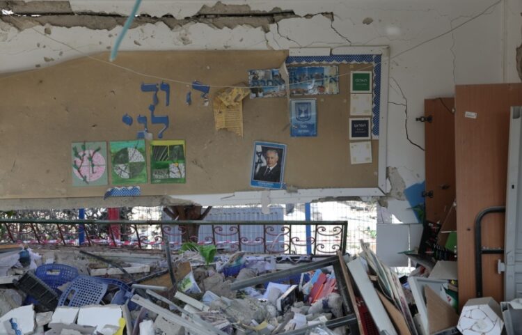 Φωτογραφία του ισραηλινού πρωθυπουργού Μπενιαμίν Νετανιάχου σε κατεστραμμένη αίθουσα νηπιαγωγείου στη Ντιμόνα του Ισραήλ, μετά από ιρανικό πυραυλικό χτύπημα (φωτ.: EPA/Abir Sultan)