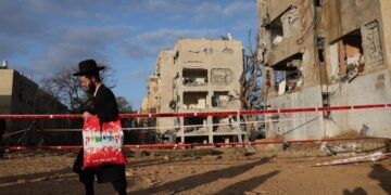 Κατεστραμμένο κτήριο στην Αράντ του Ισραήλ, μετά από ιρανικό πλήγμα (φωτ.: EPA/Abir Sultan)