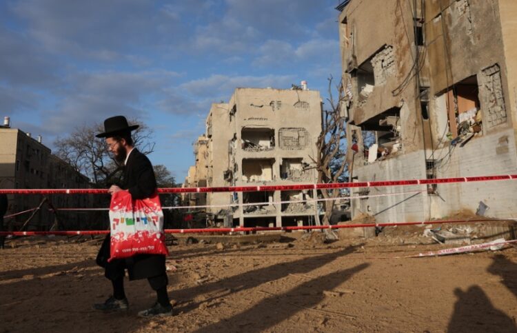 Κατεστραμμένο κτήριο στην Αράντ του Ισραήλ, μετά από ιρανικό πλήγμα (φωτ.: EPA/Abir Sultan)