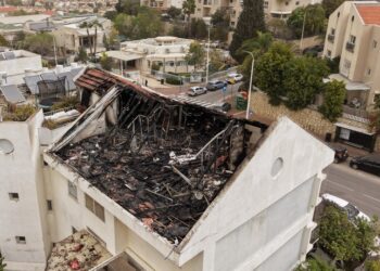Κατεστραμμένο κτήριο μετά από χτύπημα ιρανικού πυραύλου σε κατοικημένη περιοχή στο κεντρικό Ισραήλ (φωτ.: EPA/Abir Sultan)