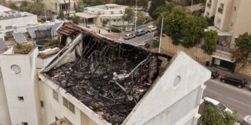 Κατεστραμμένο κτήριο μετά από χτύπημα ιρανικού πυραύλου σε κατοικημένη περιοχή στο κεντρικό Ισραήλ (φωτ.: EPA/Abir Sultan)