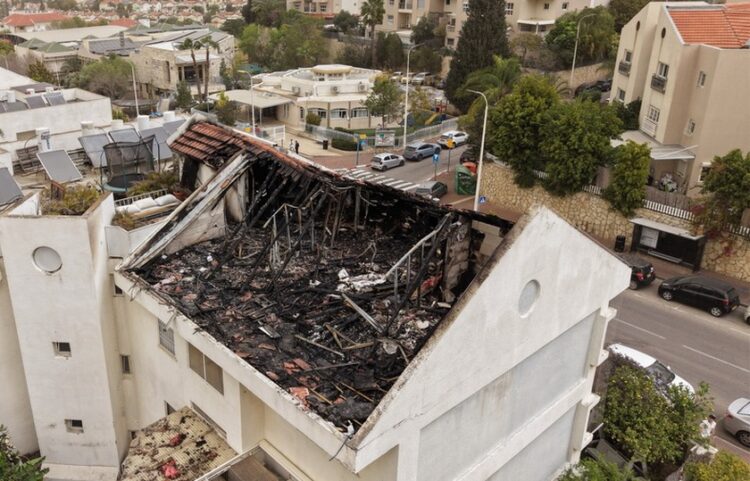 Κατεστραμμένο κτήριο μετά από χτύπημα ιρανικού πυραύλου σε κατοικημένη περιοχή στο κεντρικό Ισραήλ (φωτ.: EPA/Abir Sultan)