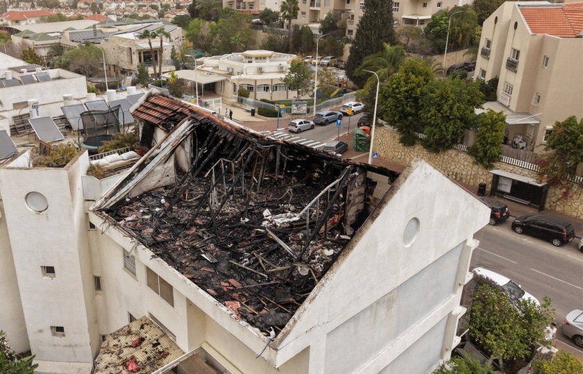 Κατεστραμμένο κτήριο μετά από χτύπημα ιρανικού πυραύλου σε κατοικημένη περιοχή στο κεντρικό Ισραήλ (φωτ.: EPA/Abir Sultan)