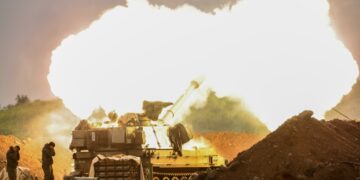 Μονάδα πυροβολικού του Ισραήλ σε άγνωστη τοποθεσία στα ισραηλινά σύνορα με τον Λίβανο (φωτ.: EPA/Atef Safadi)