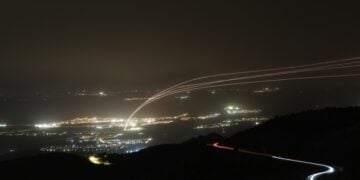 Το σύστημα αντιαεροπορικής άμυνας του Ισραήλ αναχαιτίζει πυραύλους στο βόρειο τμήμα της χώρας (φωτ.: EPA/Atef Safadi)