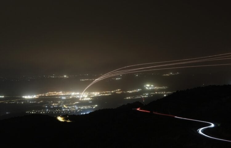 Το σύστημα αντιαεροπορικής άμυνας του Ισραήλ αναχαιτίζει πυραύλους στο βόρειο τμήμα της χώρας (φωτ.: EPA/Atef Safadi)