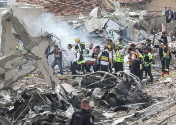 Διασώστες μεταφέρουν μια σορό από τα συντρίμμια κτηρίου που δέχθηκε πλήγμα από ιρανικό πύραυλο στην περιοχή Μπέιτ Σεμές (φωτ.: . EPA/Abir Sultan)