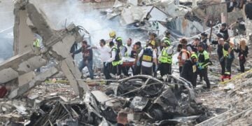 Διασώστες μεταφέρουν μια σορό από τα συντρίμμια κτηρίου που δέχθηκε πλήγμα από ιρανικό πύραυλο στην περιοχή Μπέιτ Σεμές (φωτ.: . EPA/Abir Sultan)