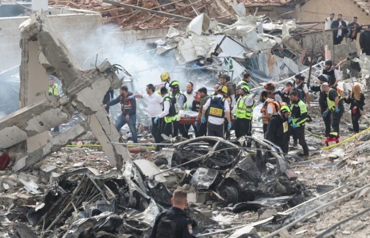 Διασώστες μεταφέρουν μια σορό από τα συντρίμμια κτηρίου που δέχθηκε πλήγμα από ιρανικό πύραυλο στην περιοχή Μπέιτ Σεμές (φωτ.: . EPA/Abir Sultan)