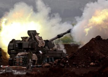 Μια ισραηλινή μονάδα πυροβολικού στα σύνορα βομβαρδίζει στόχους στον Λίβανο (φωτ.: EPA/Atef Safadi)