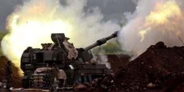 Μια ισραηλινή μονάδα πυροβολικού στα σύνορα βομβαρδίζει στόχους στον Λίβανο (φωτ.: EPA/Atef Safadi)