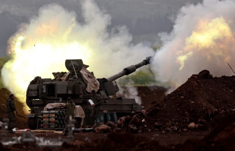 Μια ισραηλινή μονάδα πυροβολικού στα σύνορα βομβαρδίζει στόχους στον Λίβανο (φωτ.: EPA/Atef Safadi)