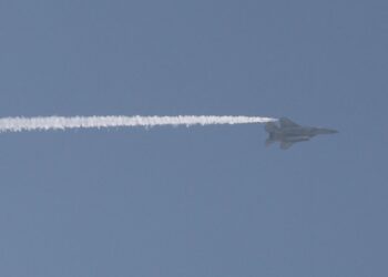 Ισραηλινό μαχητικό αεροσκάφος πετά πάνω από σημείο όπου χτύπησαν ιρανικοί πύραυλοι, στο νότιο Ισραήλ (φωτ. αρχείου: ΕΡΑ/Abir Sultan)