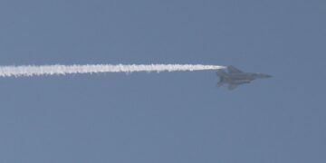 Ισραηλινό μαχητικό αεροσκάφος πετά πάνω από σημείο όπου χτύπησαν ιρανικοί πύραυλοι, στο νότιο Ισραήλ (φωτ. αρχείου: ΕΡΑ/Abir Sultan)