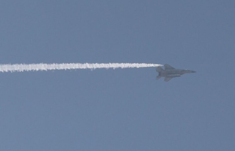 Ισραηλινό μαχητικό αεροσκάφος πετά πάνω από σημείο όπου χτύπησαν ιρανικοί πύραυλοι, στο νότιο Ισραήλ (φωτ. αρχείου: ΕΡΑ/Abir Sultan)