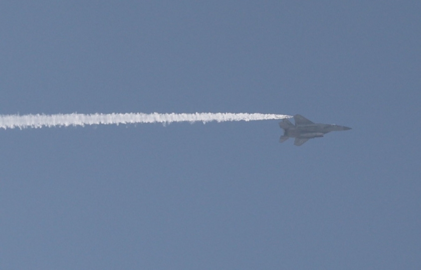 Ισραηλινό μαχητικό αεροσκάφος πετά πάνω από σημείο όπου χτύπησαν ιρανικοί πύραυλοι, στο νότιο Ισραήλ (φωτ. αρχείου: ΕΡΑ/Abir Sultan)