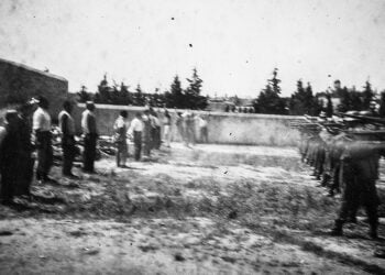 Ένα ακόμα συγκλονιστικό ντοκουμέντο από τη 
«Συλλογή Χόιερ». Κομμουνιστές μπροστά στο εκτελεστικό απόσπασμα στο Σκοπευτήριο της Καισαριανής, την Πρωτομαγιά του 1944 (φωτ.: αντιγραφή Τατιάνα Μπόλαρη / EUROKINISSI)