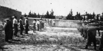 Ένα ακόμα συγκλονιστικό ντοκουμέντο από τη 
«Συλλογή Χόιερ». Κομμουνιστές μπροστά στο εκτελεστικό απόσπασμα στο Σκοπευτήριο της Καισαριανής, την Πρωτομαγιά του 1944 (φωτ.: αντιγραφή Τατιάνα Μπόλαρη / EUROKINISSI)