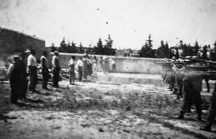 Ένα ακόμα συγκλονιστικό ντοκουμέντο από τη 
«Συλλογή Χόιερ». Κομμουνιστές μπροστά στο εκτελεστικό απόσπασμα στο Σκοπευτήριο της Καισαριανής, την Πρωτομαγιά του 1944 (φωτ.: αντιγραφή Τατιάνα Μπόλαρη / EUROKINISSI)