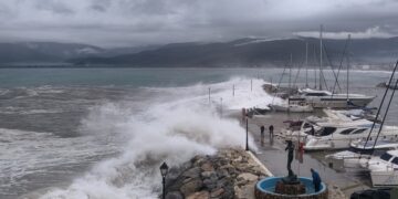 Από την κακοκαιρία στο Άστρος Κυνουρίας τον περασμένο Ιανουάριο, είχε χάσει τη ζωή του ένας λιμενικός υπάλληλος (φωτ.: EUROKINISSI/Astrosnews.gr)