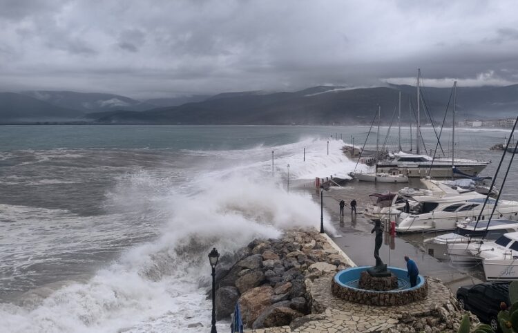 Από την κακοκαιρία στο Άστρος Κυνουρίας τον περασμένο Ιανουάριο, είχε χάσει τη ζωή του ένας λιμενικός υπάλληλος (φωτ.: EUROKINISSI/Astrosnews.gr)