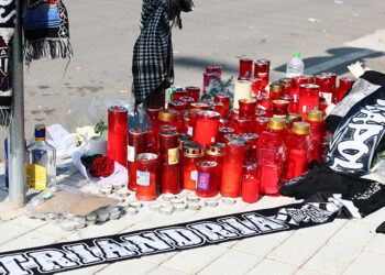 Κεριά και κασκόλ στο σημείο όπου δολοφονήθηκε ο 20χρονος οπαδός του ΠΑΟΚ, στην Καλαμαριά (φωτ.: EUROKINISSI / Ραφαήλ Γεωργιάδης)