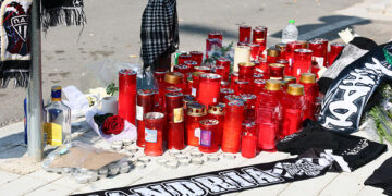 Κεριά και κασκόλ στο σημείο όπου δολοφονήθηκε ο 20χρονος οπαδός του ΠΑΟΚ, στην Καλαμαριά (φωτ.: EUROKINISSI / Ραφαήλ Γεωργιάδης)