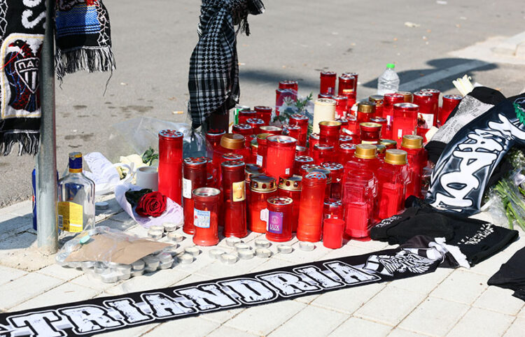 Κεριά και κασκόλ στο σημείο όπου δολοφονήθηκε ο 20χρονος οπαδός του ΠΑΟΚ, στην Καλαμαριά (φωτ.: EUROKINISSI / Ραφαήλ Γεωργιάδης)