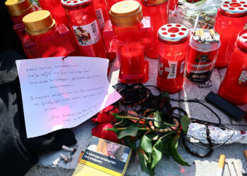 Κεριά, λουλούδια και σημειώματα στο σημείο όπου έχασε τη ζωή του ο 20χρονος Κλεομένης (Φωτ.: EUROKINISSI / Ραφαήλ Γεωργιάδης)