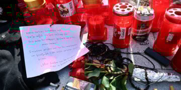 Κεριά, λουλούδια και σημειώματα στο σημείο όπου έχασε τη ζωή του ο 20χρονος Κλεομένης (Φωτ.: EUROKINISSI / Ραφαήλ Γεωργιάδης)