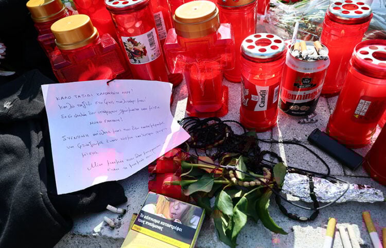 Κεριά, λουλούδια και σημειώματα στο σημείο όπου έχασε τη ζωή του ο 20χρονος Κλεομένης (Φωτ.: EUROKINISSI / Ραφαήλ Γεωργιάδης)