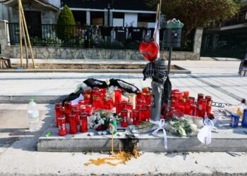 Αυτοσχέδιος βωμός με κεριά και κασκόλ του ΠΑΟΚ στο σημείο όπου έπεσε νεκρός ο άτυχος 20χρονος (φωτ.: EUROKINISSI/Ραφαήλ Γεωργιάδης)