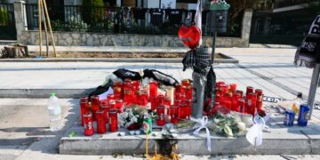 Αυτοσχέδιος βωμός με κεριά και κασκόλ του ΠΑΟΚ στο σημείο όπου έπεσε νεκρός ο άτυχος 20χρονος (φωτ.: EUROKINISSI/Ραφαήλ Γεωργιάδης)