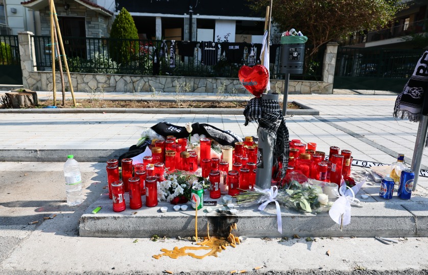 Αυτοσχέδιος βωμός με κεριά και κασκόλ του ΠΑΟΚ στο σημείο όπου έπεσε νεκρός ο άτυχος 20χρονος (φωτ.: EUROKINISSI/Ραφαήλ Γεωργιάδης)