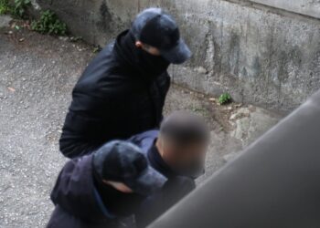 Αστυνομικοί συνοδεύουν τον 23χρονο στον ανακριτή (φωτ.: EUROKINISSI)