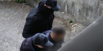 Αστυνομικοί συνοδεύουν τον 23χρονο στον ανακριτή (φωτ.: EUROKINISSI)