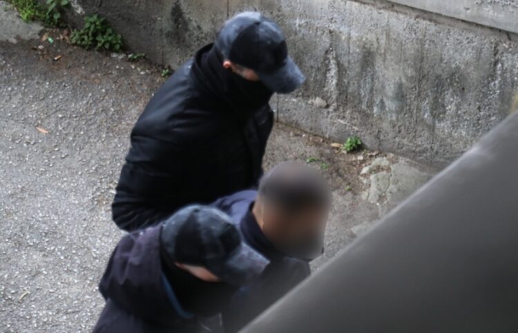 Αστυνομικοί συνοδεύουν τον 23χρονο στον ανακριτή (φωτ.: EUROKINISSI)