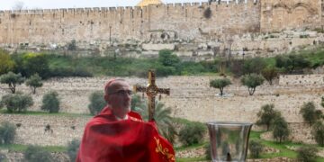 Ο Καρδινάλιος Πιερμπατίστα Πιτσαμπάλα τελεί δέηση για τον εορτασμό της Κυριακής των Βαΐων, στην Ιερουσαλήμ, μετά την ακύρωση της παραδοσιακής πομπής της Κυριακής των Βαΐων από το Όρος των Ελαιών (φωτ.: . EPA/Ammar Awad/Pool)