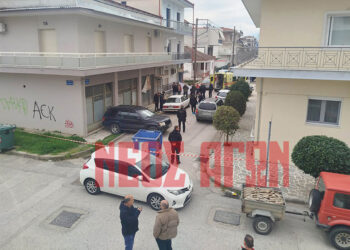 Αστυνομικοί έχουν αποκλείσει την οδό Σωτήρος στη συνοικία των Καμινάδων στην Καρδίτσα, Κυριακή 22 Μαρτίου 2026 (φωτ.: neosagon.gr)