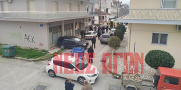 Αστυνομικοί έχουν αποκλείσει την οδό Σωτήρος στη συνοικία των Καμινάδων στην Καρδίτσα, Κυριακή 22 Μαρτίου 2026 (φωτ.: neosagon.gr)