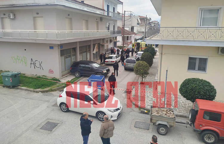 Αστυνομικοί έχουν αποκλείσει την οδό Σωτήρος στη συνοικία των Καμινάδων στην Καρδίτσα, Κυριακή 22 Μαρτίου 2026 (φωτ.: neosagon.gr)